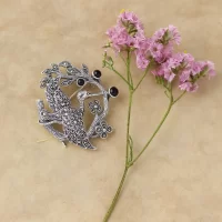 Серебряная брошь-кулон с марказитами огранки Swarovski и чёрным ониксом Птица и ягоды