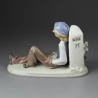 Винтажная фарфоровая статуэтка Испания Lladro 5399 Time to Rest Мальчик с котомкой