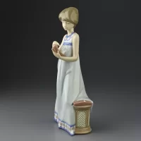 Винтажная фарфоровая статуэтка Испания Lladro 5607 Calling a Friend Девушка с телефоном