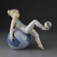 Винтажная фарфоровая статуэтка Испания Lladro NAO 1422 Game of Balance Юная гимнастка с мячами