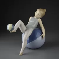Винтажная фарфоровая статуэтка Испания Lladro NAO 1422 Game of Balance Юная гимнастка с мячами