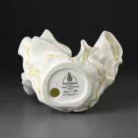 Винтажная фарфоровая статуэтка Англия Royal Doulton 2734 Sweet Seventeen Девушка Сладкие семнадцать