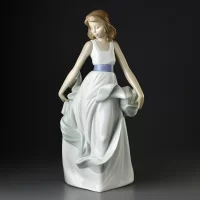 Винтажная фарфоровая статуэтка Девушка Lladro NAO 1343 Walking On Air