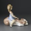 Винтажная фарфоровая статуэтка Испания Lladro 6229 Contented Companion Девочка расчёсывает собаку
