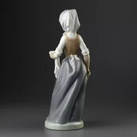 Винтажная фарфоровая Девочка стирает NAO Lladro Little Laundress
