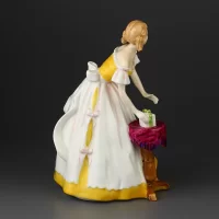 Винтажная фарфоровая статуэтка Англия Royal Doulton 3095 Happy Birthday С днём рождения Девушка с подарком