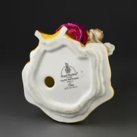Винтажная фарфоровая статуэтка Англия Royal Doulton 3095 Happy Birthday С днём рождения Девушка с подарком