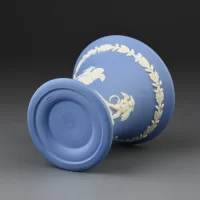 Винтажная ваза Wedgwood из голубого бисквитного фарфора 8,5 см