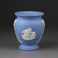 Винтажная ваза Wedgwood из голубого бисквитного фарфора 10 см
