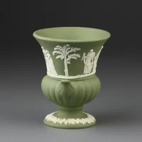 Винтажная ваза Wedgwood из зелёного бисквитного фарфора