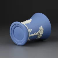 Винтажная английская вазочка Wedgwood из голубого бисквитного фарфора