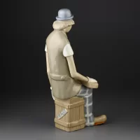 Винтажная фарфоровая статуэтка Испания Клоун со скрипичным футляром Casades Clown With Violin Case