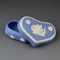 Винтажная английская шкатулка Веджвуд Wedgwood в форме сердца из голубого бисквитного фарфора