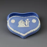Винтажная шкатулка Веджвуд Wedgwood в форме сердца из голубого бисквитного фарфора