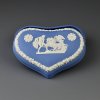 Винтажная английская шкатулка Веджвуд Wedgwood в форме сердца из голубого бисквитного фарфора Blue Jasper Ware
