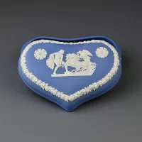 Винтажная английская шкатулка Веджвуд Wedgwood в форме сердца из голубого бисквитного фарфора Blue Jasper Ware