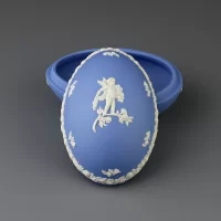 Винтажная английская шкатулка Веджвуд Wedgwood в форме пасхального яйца из голубого бисквитного фарфора