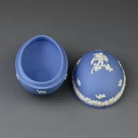 Винтажная английская шкатулка Веджвуд Wedgwood в форме пасхального яйца из голубого бисквитного фарфора