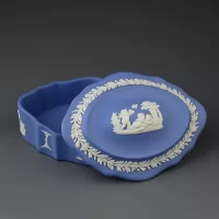 Винтажная английская шкатулка Веджвуд из голубого бисквитного фарфора Blue Jasperware