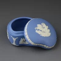 Винтажная английская шкатулка Веджвуд из голубого бисквитного фарфора Wedgwood Blue Jasperware