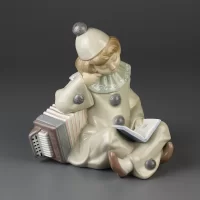 Винтажная статуэтка Lladro Girl With Accordion Девочка в костюме Пьеро с аккордеоном