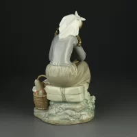 Винтажная фарфоровая статуэтка Испания Lladro 1211 Girl with Doll Девочка с куклой и корзиной