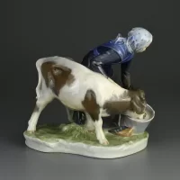 Винтажная фарфоровая статуэтка Дания Royal Copenhagen Girl With Calf Девочка с телёнком Корова