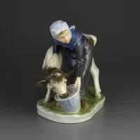 Винтажная фарфоровая статуэтка Дания Royal Copenhagen Girl With Calf Девочка с телёнком Корова