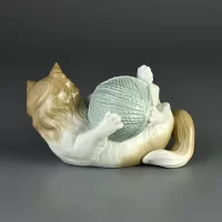 Винтажная фарфоровая статуэтка Кошка играет с клубком Lladro NAO Cat Playing
