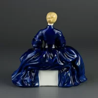 Винтажная фарфоровая статуэтка Англия Royal Doulton 2719 Laurianne Девушка с книгой