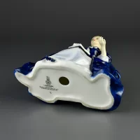 Винтажная фарфоровая статуэтка Англия Royal Doulton 2719 Laurianne Девушка с книгой