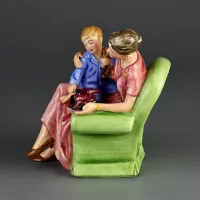 Винтажная фарфоровая статуэтка Англия Royal Doulton 3457 When I Was Young Мальчик с мамой на кресле