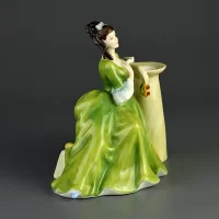 Винтажная фарфоровая статуэтка Англия Royal Doulton 2382 Secret Thoughts Сокровенные мысли Дама с розами