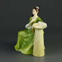 Винтажная фарфоровая статуэтка Англия Royal Doulton 2382 Secret Thoughts Сокровенные мысли Дама с розами