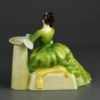 Винтажная фарфоровая статуэтка Англия Royal Doulton 2382 Secret Thoughts Сокровенные мысли Дама с розами