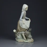 Винтажная фарфоровая статуэтка Девочка кормит кролика Lladro 4826 Rabbits Food