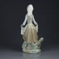 Винтажная фарфоровая статуэтка Девочка кормит кролика Lladro 4826 Rabbits Food