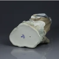 Винтажная фарфоровая статуэтка Девочка кормит кролика Lladro 4826 Rabbits Food