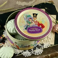 Винтажная английская коробка от конфет Mackintosh’s Quality Street Chocolates & Toffees Шоколад и ириски