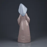 Винтажная фарфоровая статуэтка Девочка с голубем Lladro NAO Caressing Dove