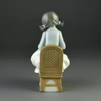 Винтажная фарфоровая статуэтка Испания Lladro NAO Counting Stitches Девочка вышивает