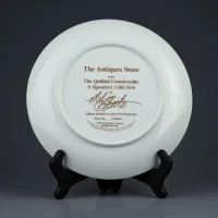 Тарелка винтажная декоративная настенная Квилты Антикварная лавка Hamilton Collection Quilted Countryside Antiques Store