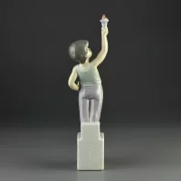 Винтажная фарфоровая статуэтка Испания Lladro 5870 Olympic Torch Олимпийский огонь Ребёнок на пьедестале с факелом