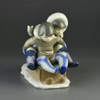Винтажная фарфоровая статуэтка Испания Lladro 5665 Hang On Дети на санках