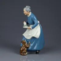 Винтажная фарфоровая статуэтка Бабушка с кувшином Кошка Англия Royal Doulton HN2249 Favourite