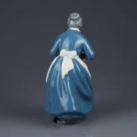 Винтажная фарфоровая статуэтка Бабушка с кувшином Кошка Англия Royal Doulton HN2249 Favourite