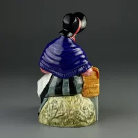 Винтажная фарфоровая статуэтка Англия Royal Doulton 2770 New companions Бабушка с собакой в корзине