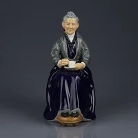 Винтажная фарфоровая статуэтка Англия Royal Doulton HN2322 Cup of Tea Бабушка с чашкой чая