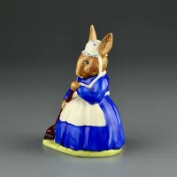 Винтажная статуэтка Крольчиха с метлой Mrs Bunnykins Clean Sweep Royal Doulton