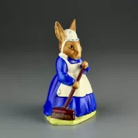 Винтажная статуэтка Крольчиха с метлой Mrs Bunnykins Clean Sweep Royal Doulton